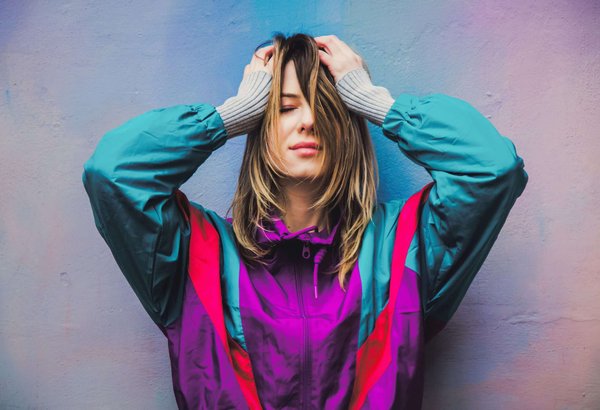 Techniques pour associer des jupes en cuir avec des hauts féminins pour un look audacieux mais raffiné