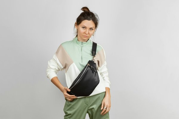 Sac banane en cuir polyvalent et élégant : comment le porter ?